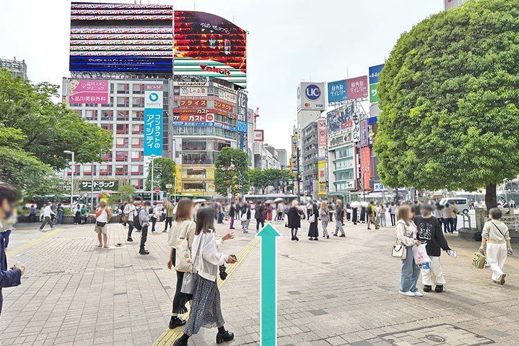 改札を出て、ハチ公口方面へ進みます