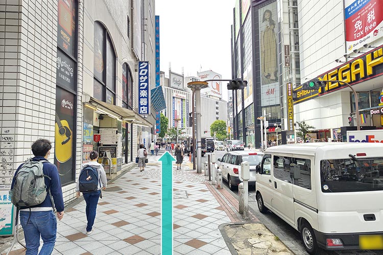 ドン・キホーテを右手に、道なりに進みます