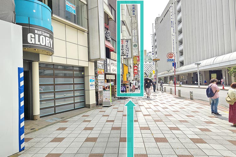 道なりに進み、すぐのビルになります