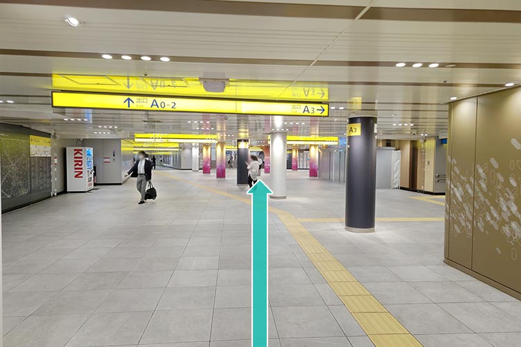 エスカレーターを上ったあと、真っすぐ進みます