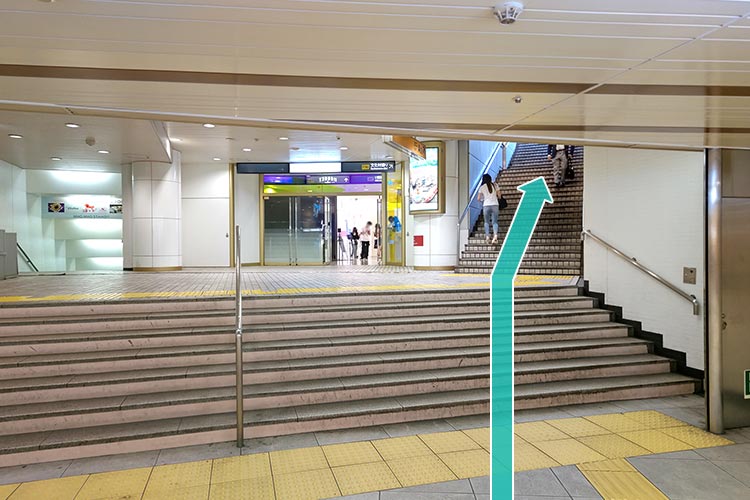 109の入り口の見ての階段を上り、外にでたら左に進みます